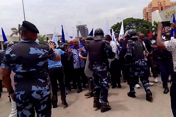 PRA-JA Servir Angola acusa polícia de ferir 17 apoiantes durante marcha