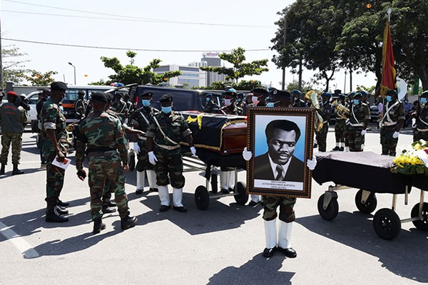 Restos mortais de Nito Alves e Monstro Imortal foram a sepultar hoje em Luanda com honras militares