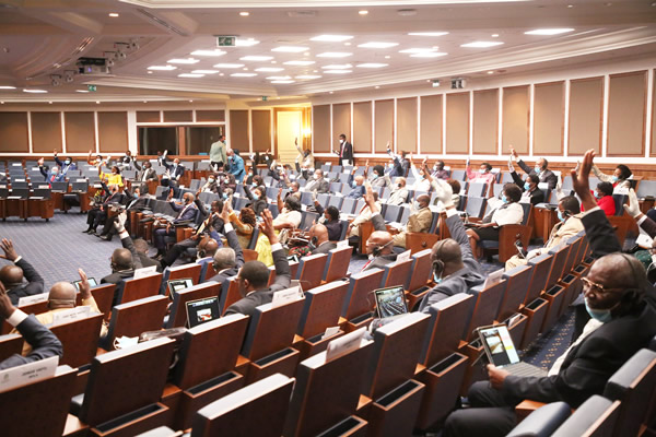 Deputados angolanos debatem atribuição de viaturas protocolares aos ex-PR