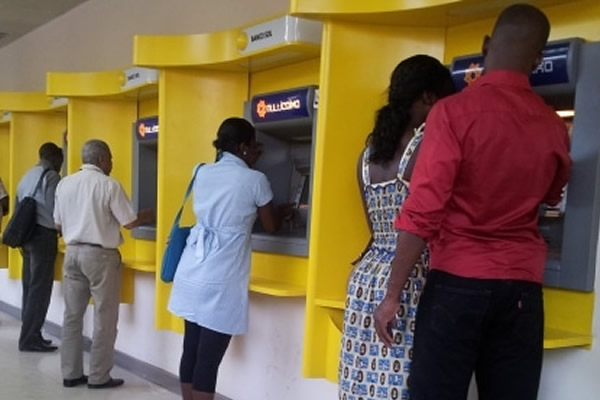 Transferências e pagamentos por cartões de débito em Angola entram nas contas no dia seguinte