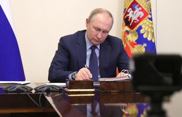 Putin assina decreto ordenando pagamento em rublos por gás e ameaça cortar fornecimento a 'países hostis'
