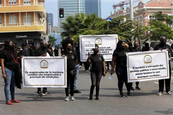 Juízes e procuradores angolanos protestaram contra más condições de trabalho e sociais