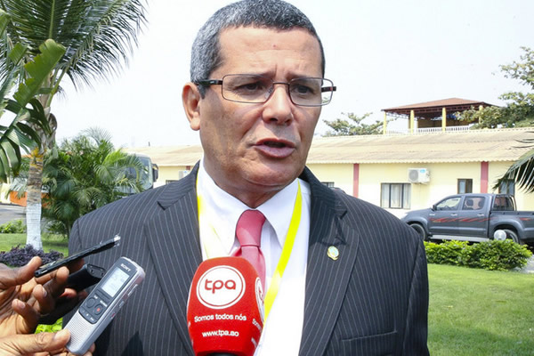 Filhas andaram “distraídas”, funeral de Eduardo dos Santos deve ser no dia 28, diz MPLA